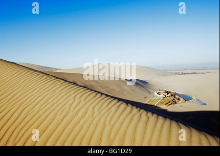 Dunes de sable et de Sha Ming pavilion à Crescent Moon Lake, Nanjing, Province de Gansu, Chine, Asie Banque D'Images