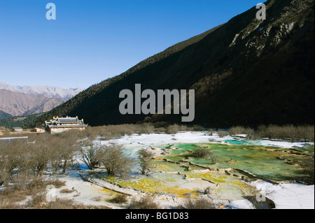 Les dépôts de calcite piscines coloré formé à temple Huanglong Huanglong, Parc National, la province du Sichuan, Chine, Asie Banque D'Images