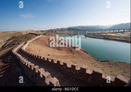 Grande Muraille de Chine, et le fleuve Jaune dans le désert Tengger à Shapotou près de Zhongwei, Ningxia Province, China, Asia Banque D'Images