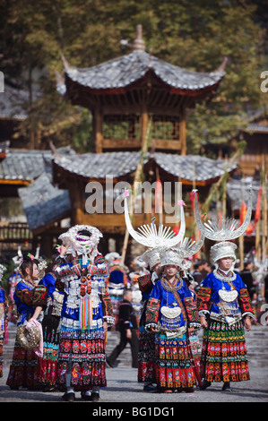 Des costumes élaborés usée à un Nouvel An Miao traditionnel festival à Xijiang, Guizhou Province, China, Asia Banque D'Images