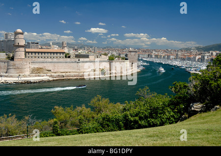Vue panoramique sur le fort Saint Jean et le Vieux Port ou le Vieux Port de Marseille, depuis le Parc du Pharo ou le Parc du Pharo, France Banque D'Images
