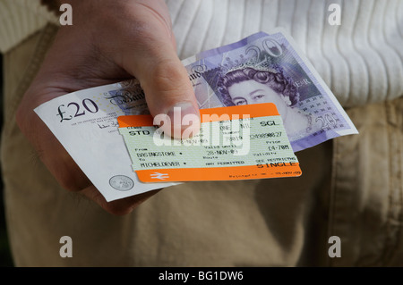 Billet de 20 livres de fer et note dans une main Le mans Banque D'Images