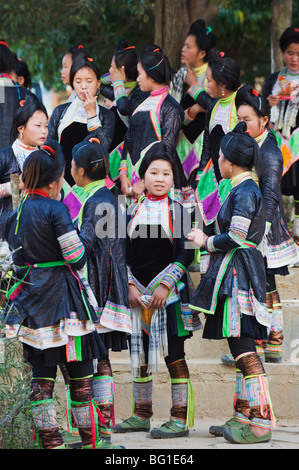 Groupe ethnique minoritaire Miao en costume traditionnel à Basha, Guizhou Province, China, Asia Banque D'Images