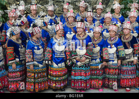 Des costumes élaborés usée à un Nouvel An Miao traditionnel festival à Xijiang, Guizhou Province, China, Asia Banque D'Images