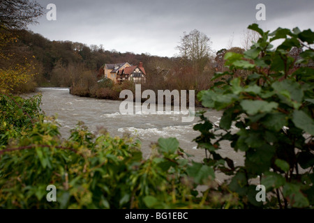 La rivière teme à Ludlow dans l'inondation. L'intégration de l'Charlton Arms Hotel à Ludford Bridge, Horseshoe Weir et riverside maisons. Banque D'Images