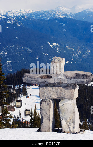 Un Inuit Inukshuk statue en pierre, Whistler Mountain Resort, lieu des Jeux Olympiques d'hiver de 2010, British Columbia, Canada Banque D'Images