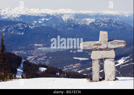 Un Inuit Inukshuk statue en pierre, Whistler Mountain Resort, lieu des Jeux Olympiques d'hiver de 2010, British Columbia, Canada Banque D'Images