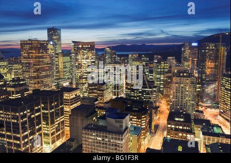 Vue aérienne du centre-ville la nuit, Vancouver, British Columbia, Canada, Amérique du Nord Banque D'Images