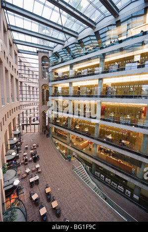 À l'intérieur de la bibliothèque municipale de Vancouver, conçu par Moshe Safdie, Vancouver, British Columbia, Canada, Amérique du Nord Banque D'Images