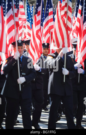 L'exercice de la police, des drapeaux américains fête la St Patrick en face de la 5ème Avenue, Manhattan, New York City, New York, USA Banque D'Images