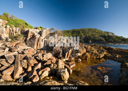 Pierres et piscine dans baie naturelle composée de Rhyolite rock, Mimosa Rocks National Park, New South Wales, Australia Banque D'Images