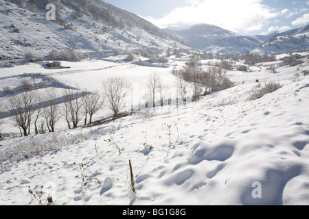 La route de Passo Godi, Abruzzes, Italie, Europe Banque D'Images