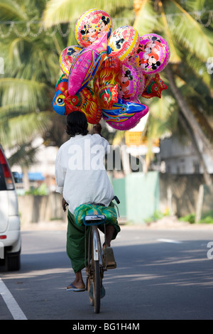 Vendeur de ballon sur son vélo, Galle, Sri Lanka Banque D'Images