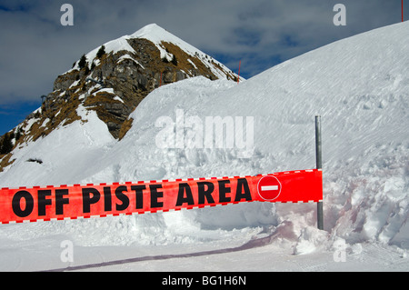 Panneau d'avertissement interdisant l'accès à la fermeture des pistes de ski dans la station de ski de Morzine Avoriaz, Haute-Savoie, France Banque D'Images