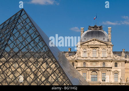 Musée du Louvre et de la pyramide de Pei, Paris, France, Europe Banque D'Images