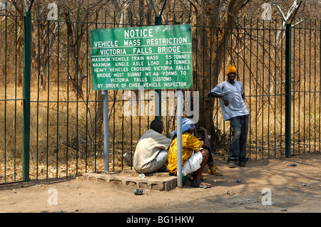 Conseil de l'information indiquant la masse du véhicule pour le règlement sur les restrictions de passage pont de Victoria Falls, Chutes Victoria, Zimbabe Banque D'Images