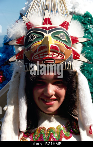 Native American Indian Girl Masque de cérémonie traditionnelle coiffe et Costume au Pow Wow, British Columbia, BC, Canada Banque D'Images