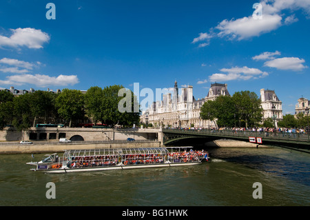 Boat (bateau-mouche) sur la Seine, Paris, France, Europe Banque D'Images