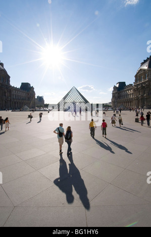 Musée du Louvre et de la pyramide de Pei, Paris, France, Europe Banque D'Images