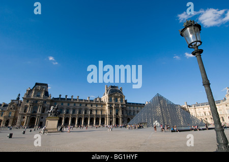 Musée du Louvre et de la pyramide de Pei, Paris, France, Europe Banque D'Images