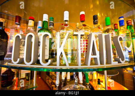 Coctails signer en face de bouteilles d'alcool dans l'United States Banque D'Images