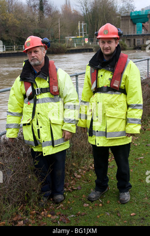 Les travailleurs de la navigation fluviale la santé et de la sécurité du personnel des tenues de vêtements Banque D'Images