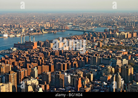 Lower Manhattan vu du haut de l'Empire State Building. La rivière de l'Est vers la gauche. Banque D'Images