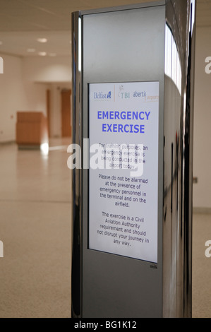 Inscrivez-vous à l'aéroport international de Belfast passagers d'avertissement qu'un exercice de formation d'urgence Banque D'Images