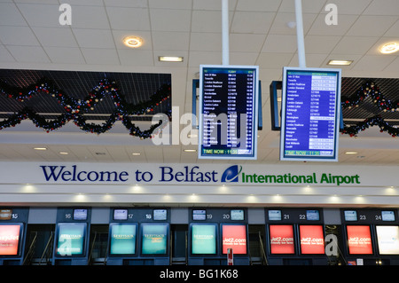 L'enregistrement d'un bureau à l'aéroport international de Belfast, Irlande du Nord. Banque D'Images