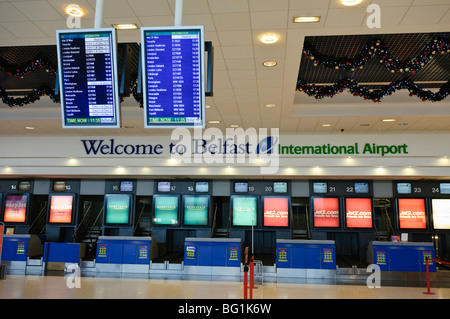 L'enregistrement d'un bureau à l'aéroport international de Belfast, Irlande du Nord. Banque D'Images