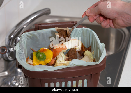 Mettre un sachet de thé utilisé en cuisine accueil compost bac de recyclage alimentaire au Royaume-Uni Banque D'Images