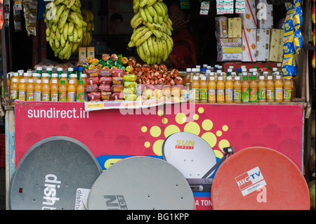 Boutique de produits de l'Inde rurale des bonbons aux fruits et des antennes paraboliques. L'Andhra Pradesh, Inde Banque D'Images