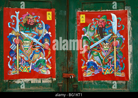 Guardian affiches sur la porte dans la ville de Fuli, Guangxi, Chine Banque D'Images