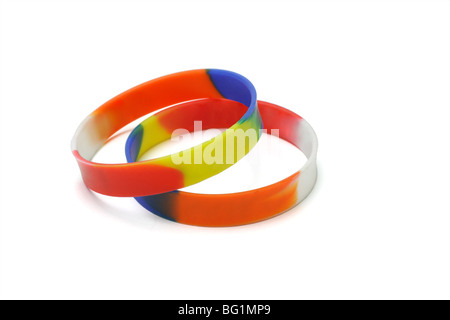 Les bracelets en caoutchouc multicolore sur fond blanc Banque D'Images