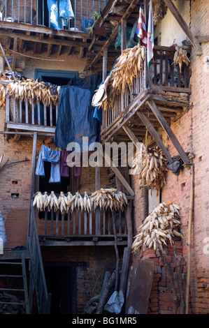 Brique typique de la structure du logement à Bungamati, Népal, avec séchage produisent dans l'extension de la windows. Banque D'Images
