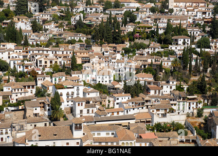 Vue de bâtiments et les rues étroites de l'Albaicin, de l'Alhambra de Grenade, Andalousie, Espagne Banque D'Images