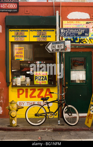 Une scène de plage de Venise avec une pizzeria et un vélo et les plaques de rue, Los Angeles, Californie, États-Unis d'Amérique Banque D'Images