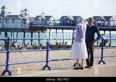 Les gens sur le boulevard d'Eastbourne, en Angleterre, Royaume-Uni Banque D'Images