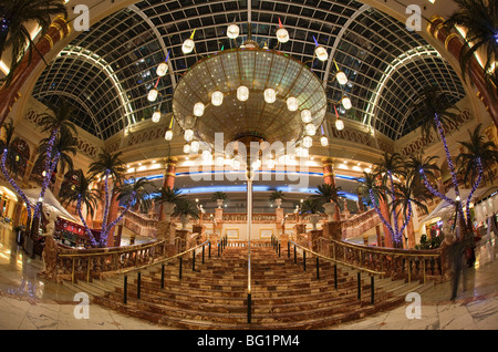 Royaume-uni, Angleterre, Manchester, Trafford Centre Shopping Mall, Orient grand hall décoré pour Noël vue grand angle Banque D'Images