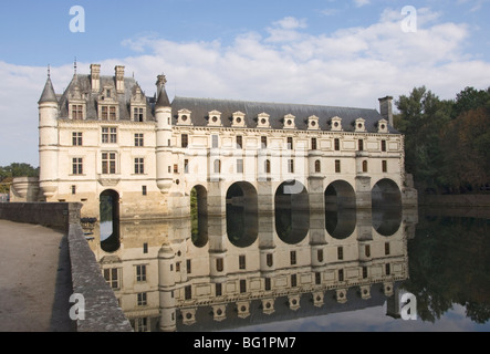 Pavillon de tourelles et la Long Gallery, reflétée dans le Cher, le château de Chenonceau, Indre-et-Loire, Pays de la Loire, France Banque D'Images