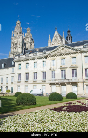 Le Musée des beaux-arts et les tours de la Cathedrale saint-Gatien au-delà, Tours, Indre-et-Loire, Loire, Centre, France Banque D'Images