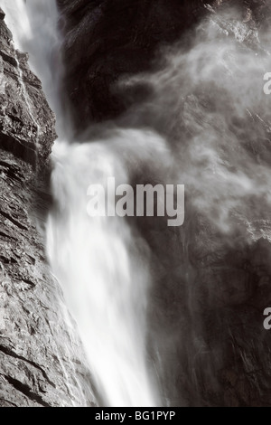 Les panaches d'eau des chutes Takakkaw en Alberta's Yoho National Park Banque D'Images