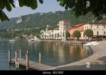 Le village de Pella, lac d'Orta, Piedmont, Italy, Europe Banque D'Images