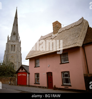 Thaxted dans l'Essex en Angleterre en Grande-Bretagne au Royaume-Uni. L'histoire de l'église Culture Architecture Chambre Thatched Cottage Banque D'Images