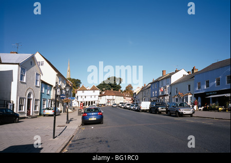 Thaxted High Street, dans la ville de marché Thaxted dans l'Essex en Angleterre en Grande-Bretagne au Royaume-Uni Royaume-Uni. Route de la rue moderne de la vie Banque D'Images