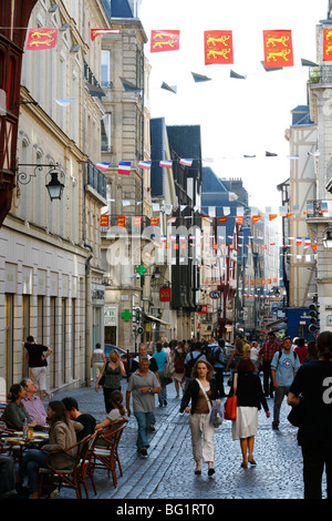 Les gens qui marchent le long de la rue du Gros Horloge, la rue principale de la vieille ville de Rouen, Normandie, France, Europe Banque D'Images