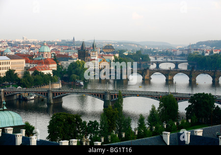 Vue de la rivière Vltava et de ponts de la colline de Letna, Prague, République Tchèque, Europe Banque D'Images