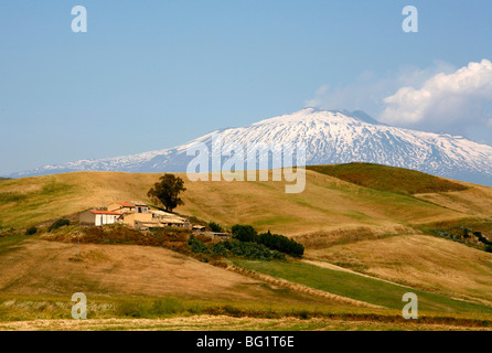 Paysage autour de Enna avec l'Etna en arrière-plan, Enna, Sicile, Italie, Europe Banque D'Images