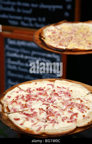 Flammekuche également connu sous le nom de tarte flambée, qui est une pizza traditionnelle alsacienne, Strasbourg, Alsace, France, Europe Banque D'Images