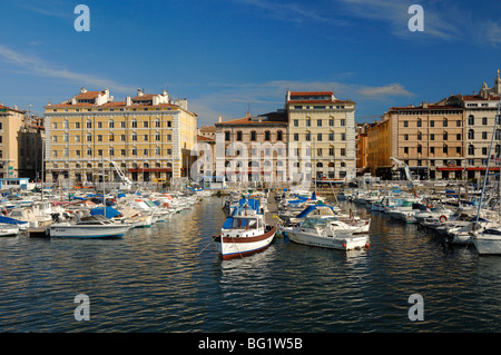 Quai de Rive Neuve Quai, Vieux Port ou 'Vieux Port' avec des yachts dans la marina, port ou Port, Marseille ou Marseille, France Banque D'Images